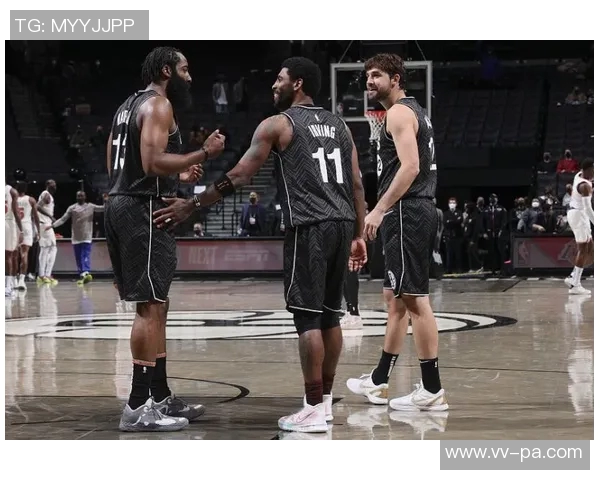 兰德尔娇妻现身主场为老公助威身材保持完美紫色大衣引人注目